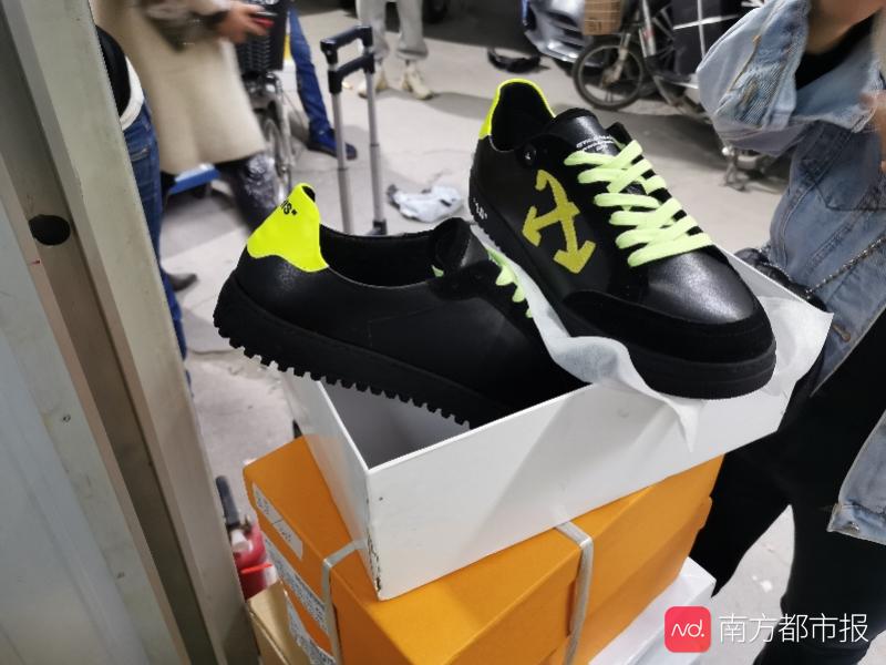 南都暗訪假名牌鞋中轉(zhuǎn)鬼市：180元買LV，小票證書5元購