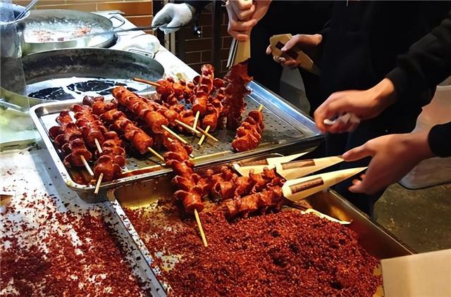 街邊的淀粉腸在哪買，擺地?cái)偟哪c粉哪里有的批發(fā)？
