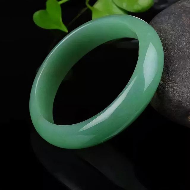 東陵玉手鐲多少錢一個，東陵玉鐲子多少錢？
