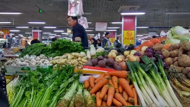 市場賣青菜一天賺多少錢，批發(fā)青菜賺錢嗎？