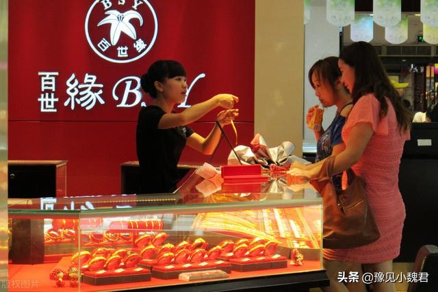 廣東飾品批發(fā)市場(chǎng)進(jìn)貨渠道在哪里，廣州飾品批發(fā)市場(chǎng)進(jìn)貨渠道？