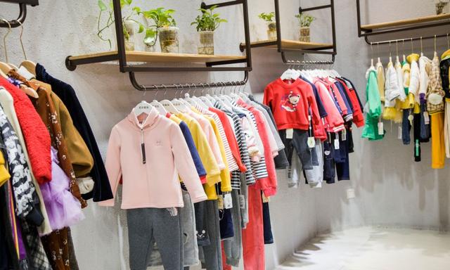 服裝廠家直接拿貨在哪里找，服裝廠家直接拿貨在哪里找貨源？
