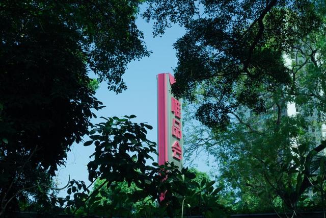 唯品會(huì)和天貓官網(wǎng)哪個(gè)真些，唯品會(huì)天貓?zhí)詫毮膫€(gè)更可靠？