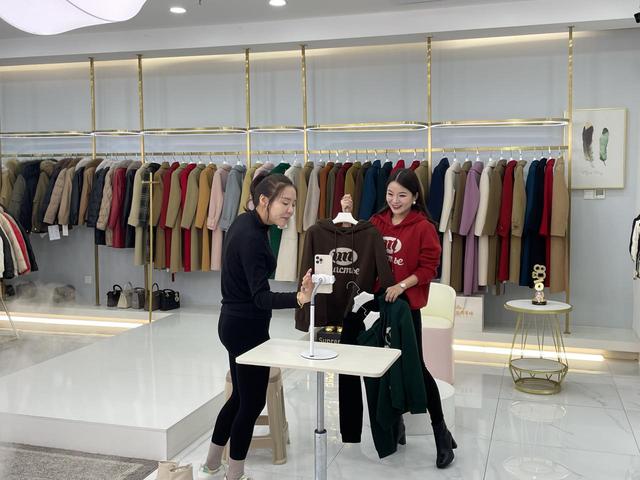 網(wǎng)上直播賣衣服貨源怎么找到，直播賣衣服貨源哪里找？