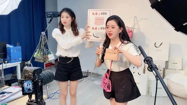 武漢服裝網(wǎng)店貨源在哪里找的，武漢服裝批發(fā)市場一手貨源在哪里？