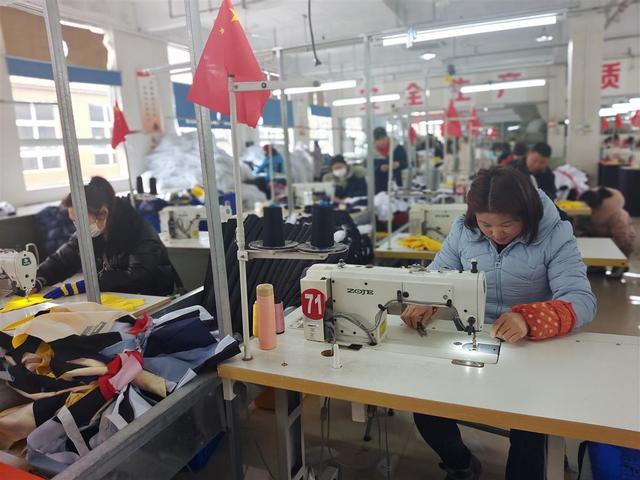 附近服裝廠招聘縫紉工，附近有哪個服裝廠招縫紉工？